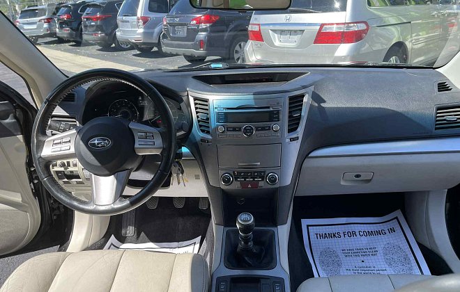2010 Subaru Outback 2.5i Premium photo 16