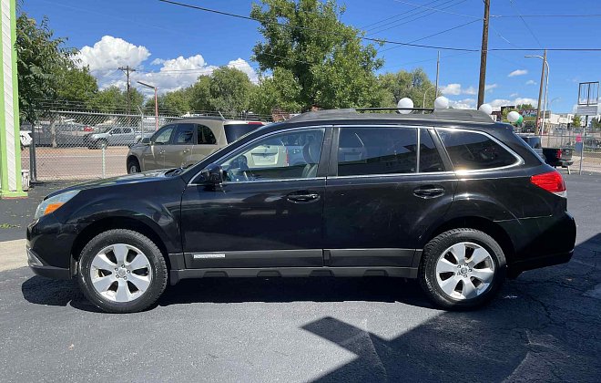 2010 Subaru Outback 2.5i Premium photo 3