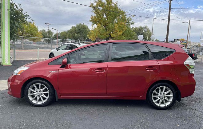 2013 Toyota Prius Five photo 2
