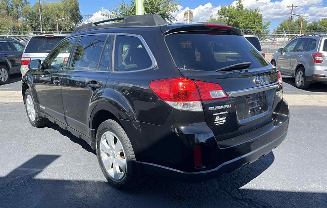 2010 Subaru Outback 2.5i Premium photo 4