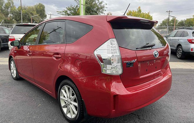 2013 Toyota Prius Five photo 3